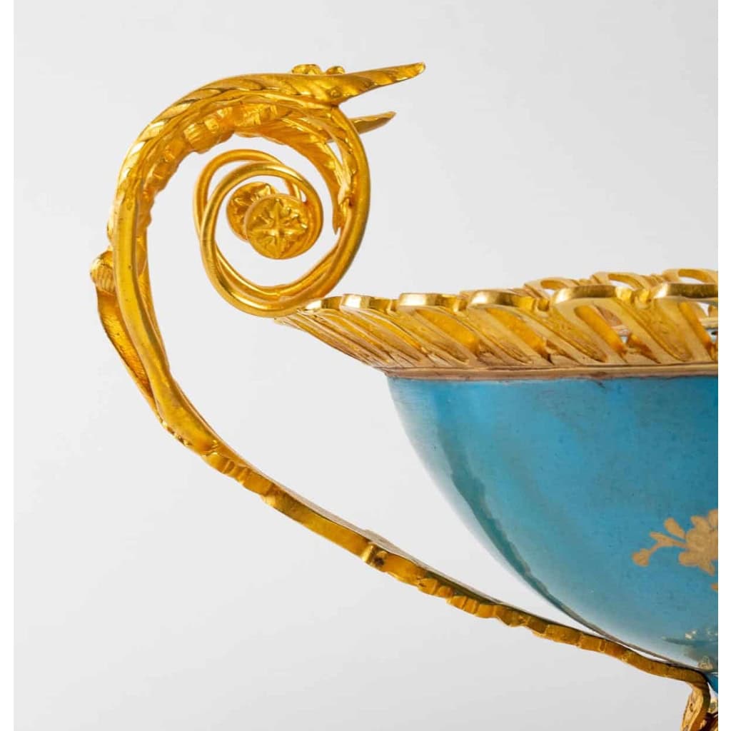 Une coupe en porcelaine de style sèvres, fin XIXème siècle | Biron Une coupe en porcelaine de style sèvres, fin XIXème siècle