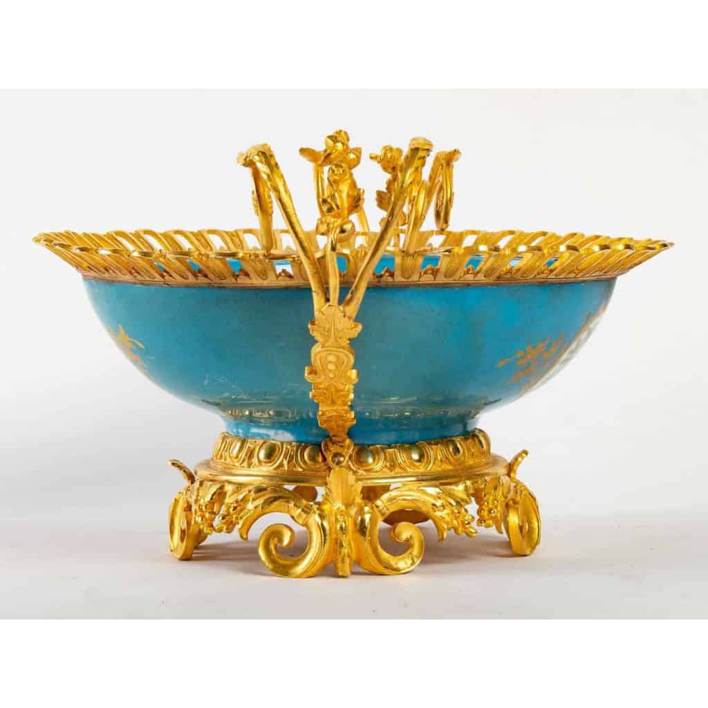 Une coupe en porcelaine de style sèvres, fin XIXème siècle | Biron Une coupe en porcelaine de style sèvres, fin XIXème siècle