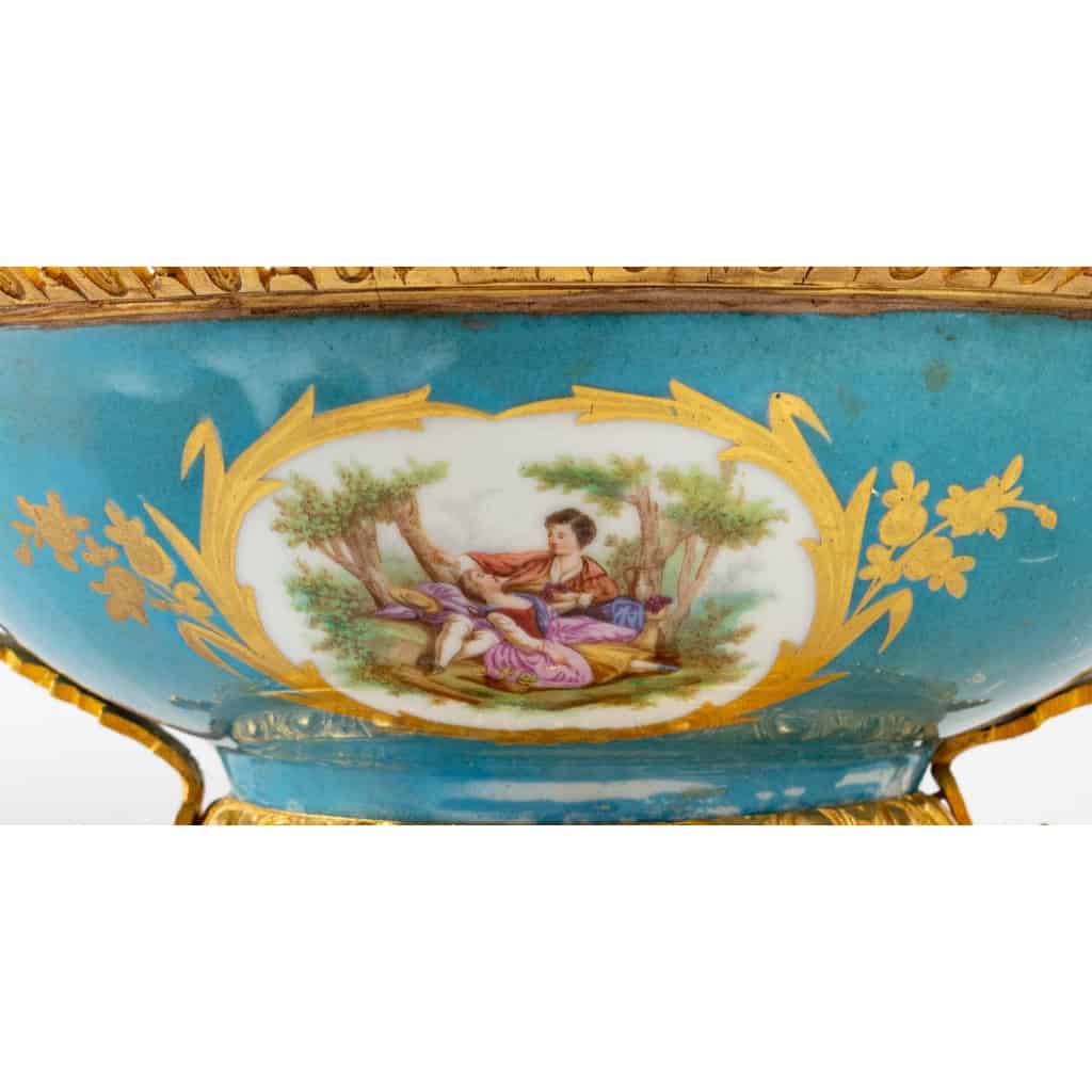 Une coupe en porcelaine de style sèvres, fin XIXème siècle | Biron Une coupe en porcelaine de style sèvres, fin XIXème siècle