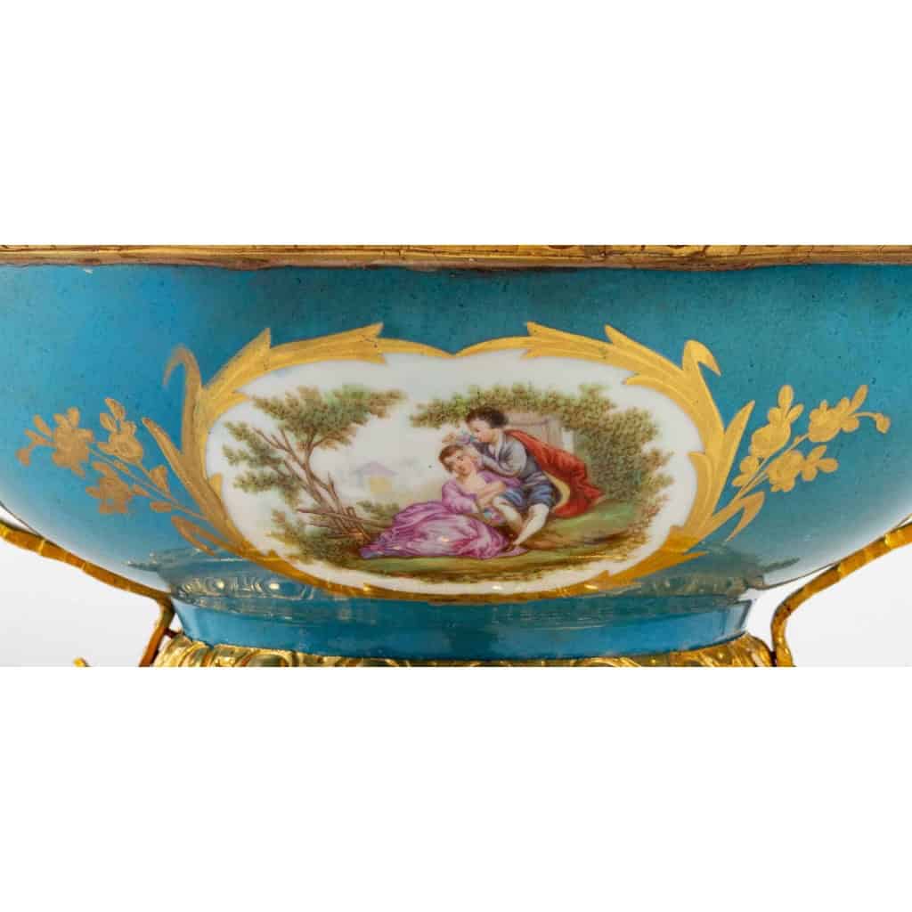 Une coupe en porcelaine de style sèvres, fin XIXème siècle | Biron Une coupe en porcelaine de style sèvres, fin XIXème siècle