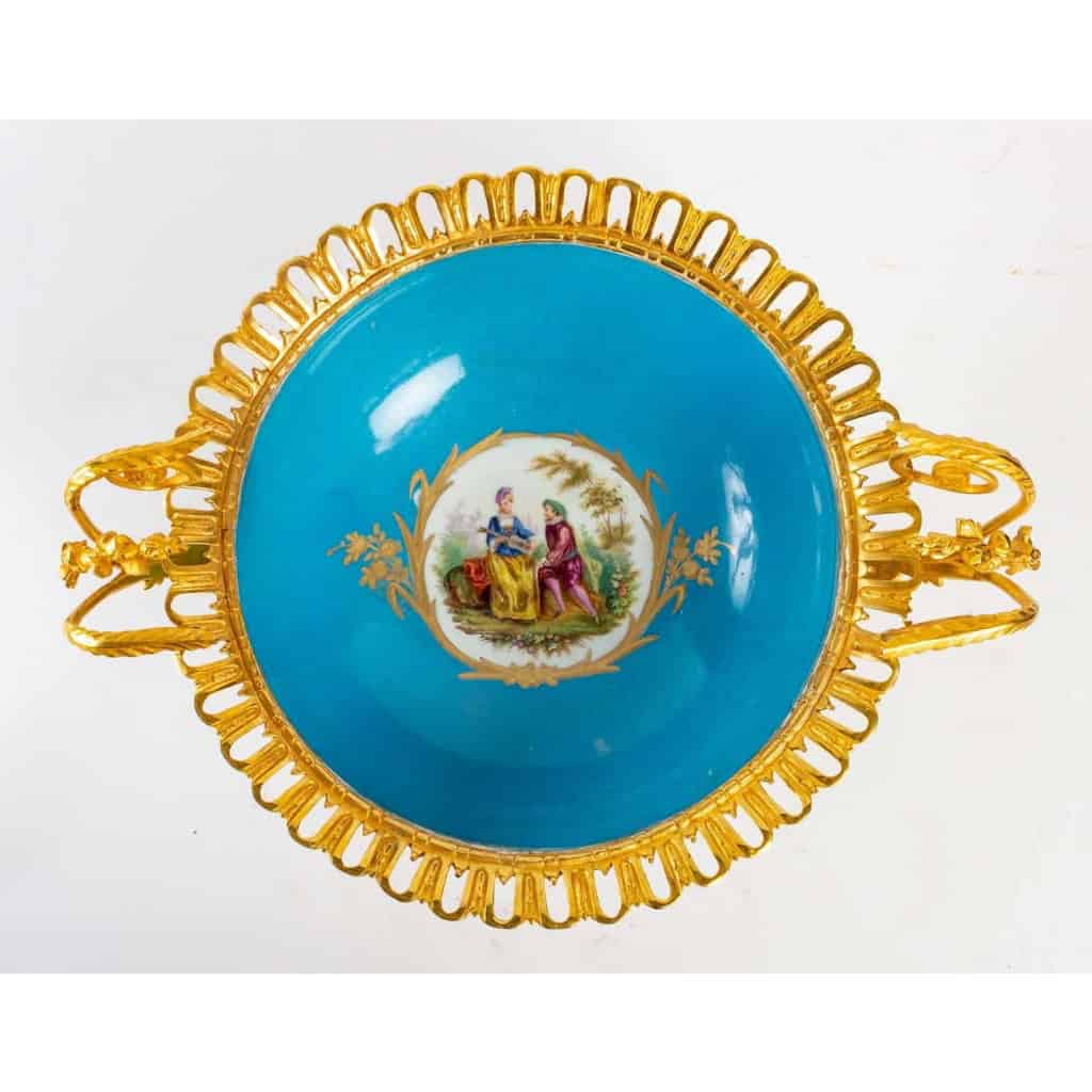 Une coupe en porcelaine de style sèvres, fin XIXème siècle | Biron Une coupe en porcelaine de style sèvres, fin XIXème siècle