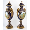 Paire de vases couverts en porcelaine et bronze, XXème siècle , Epoque Napoléon | Biron Paire de vases couverts en porcelaine et bronze, XXème siècle , Epoque Napoléon