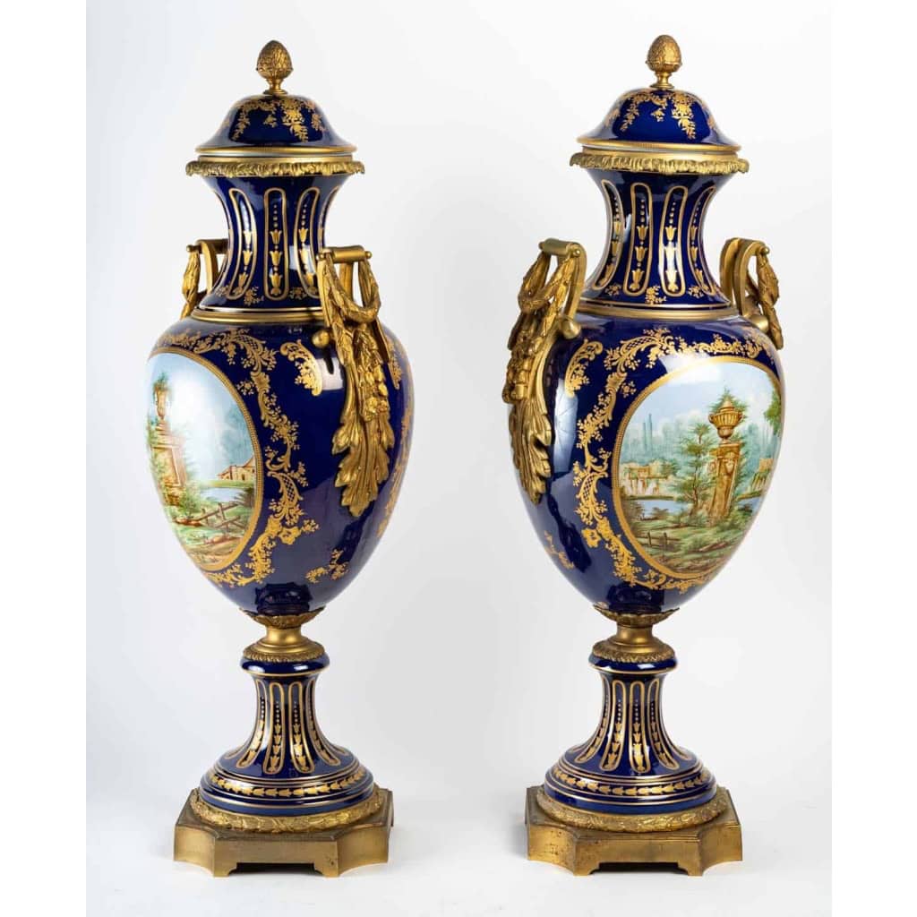 Paire de vases couverts en porcelaine et bronze, XXème siècle , Epoque Napoléon | Biron Paire de vases couverts en porcelaine et bronze, XXème siècle , Epoque Napoléon