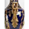 Paire de vases couverts en porcelaine et bronze, XXème siècle , Epoque Napoléon | Biron Paire de vases couverts en porcelaine et bronze, XXème siècle , Epoque Napoléon