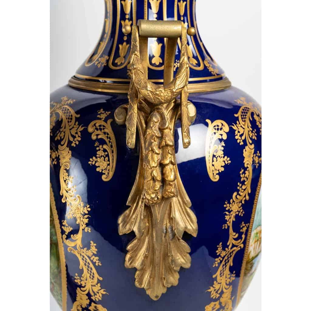 Paire de vases couverts en porcelaine et bronze, XXème siècle , Epoque Napoléon | Biron Paire de vases couverts en porcelaine et bronze, XXème siècle , Epoque Napoléon