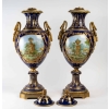 Paire de vases couverts en porcelaine et bronze, XXème siècle , Epoque Napoléon | Biron Paire de vases couverts en porcelaine et bronze, XXème siècle , Epoque Napoléon