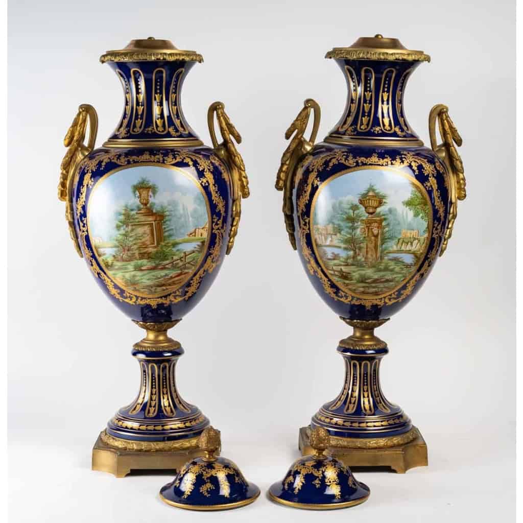 Paire de vases couverts en porcelaine et bronze, XXème siècle , Epoque Napoléon | Biron Paire de vases couverts en porcelaine et bronze, XXème siècle , Epoque Napoléon