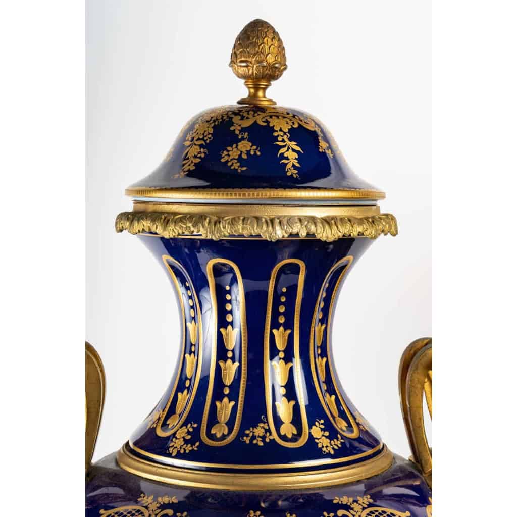 Paire de vases couverts en porcelaine et bronze, XXème siècle , Epoque Napoléon | Biron Paire de vases couverts en porcelaine et bronze, XXème siècle , Epoque Napoléon