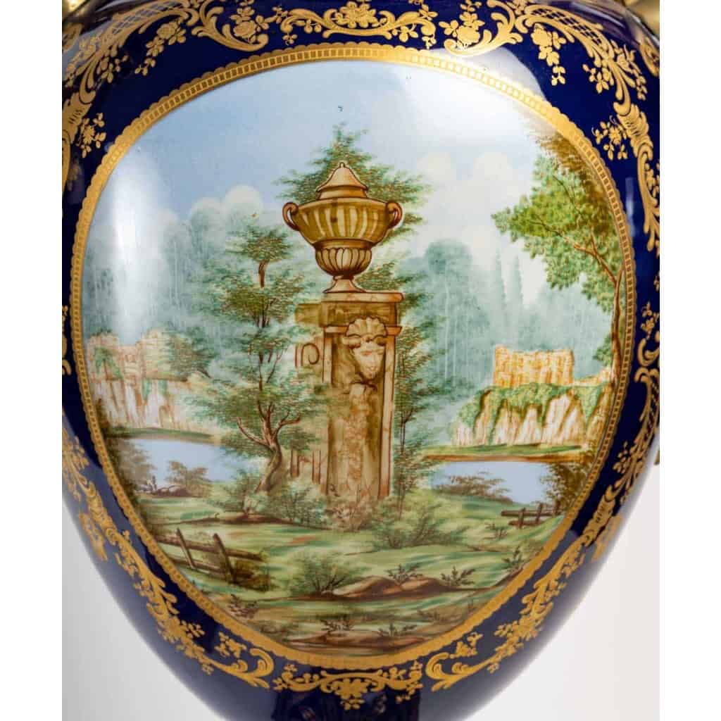 Paire de vases couverts en porcelaine et bronze, XXème siècle , Epoque Napoléon | Biron Paire de vases couverts en porcelaine et bronze, XXème siècle , Epoque Napoléon