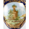 Paire de vases couverts en porcelaine et bronze, XXème siècle , Epoque Napoléon | Biron Paire de vases couverts en porcelaine et bronze, XXème siècle , Epoque Napoléon