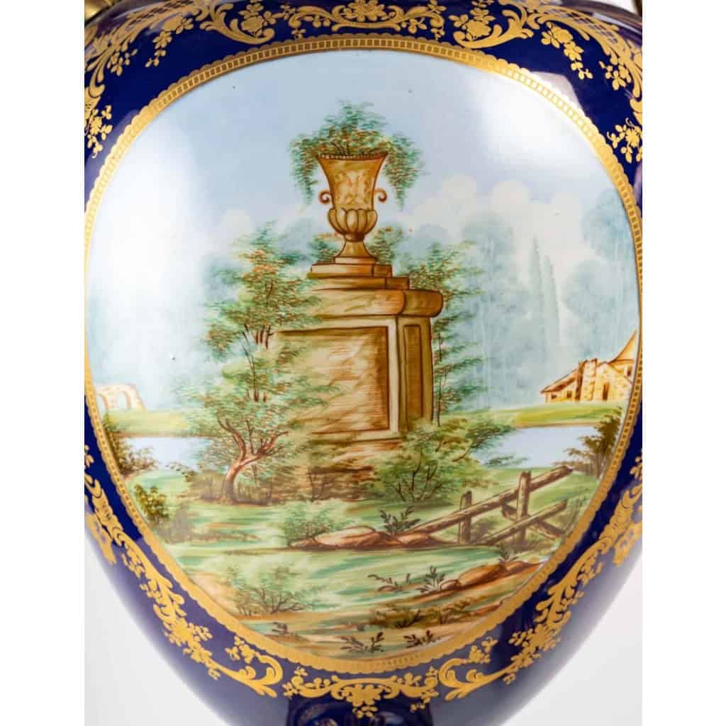 Paire de vases couverts en porcelaine et bronze, XXème siècle , Epoque Napoléon | Biron Paire de vases couverts en porcelaine et bronze, XXème siècle , Epoque Napoléon