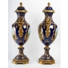 Paire de vases couverts en porcelaine et bronze, XXème siècle , Epoque Napoléon | Biron Paire de vases couverts en porcelaine et bronze, XXème siècle , Epoque Napoléon