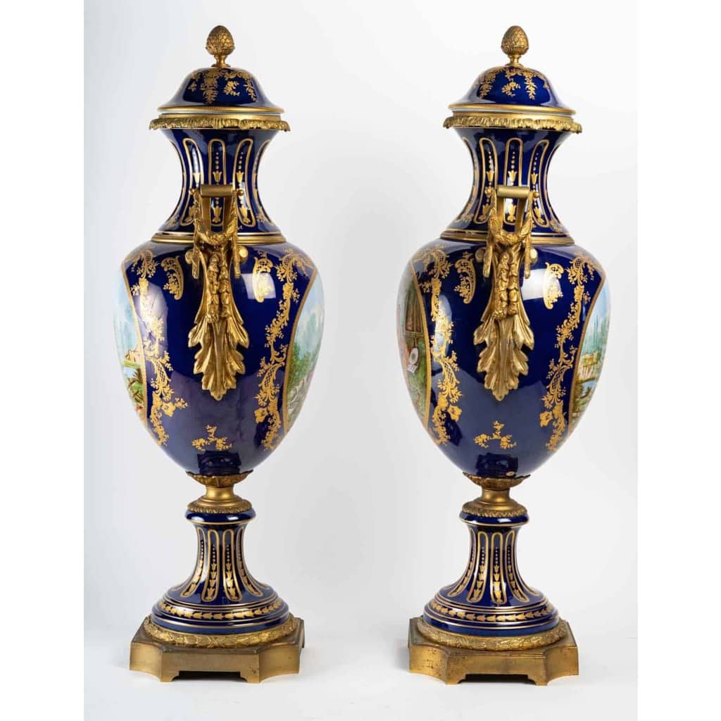 Paire de vases couverts en porcelaine et bronze, XXème siècle , Epoque Napoléon | Biron Paire de vases couverts en porcelaine et bronze, XXème siècle , Epoque Napoléon