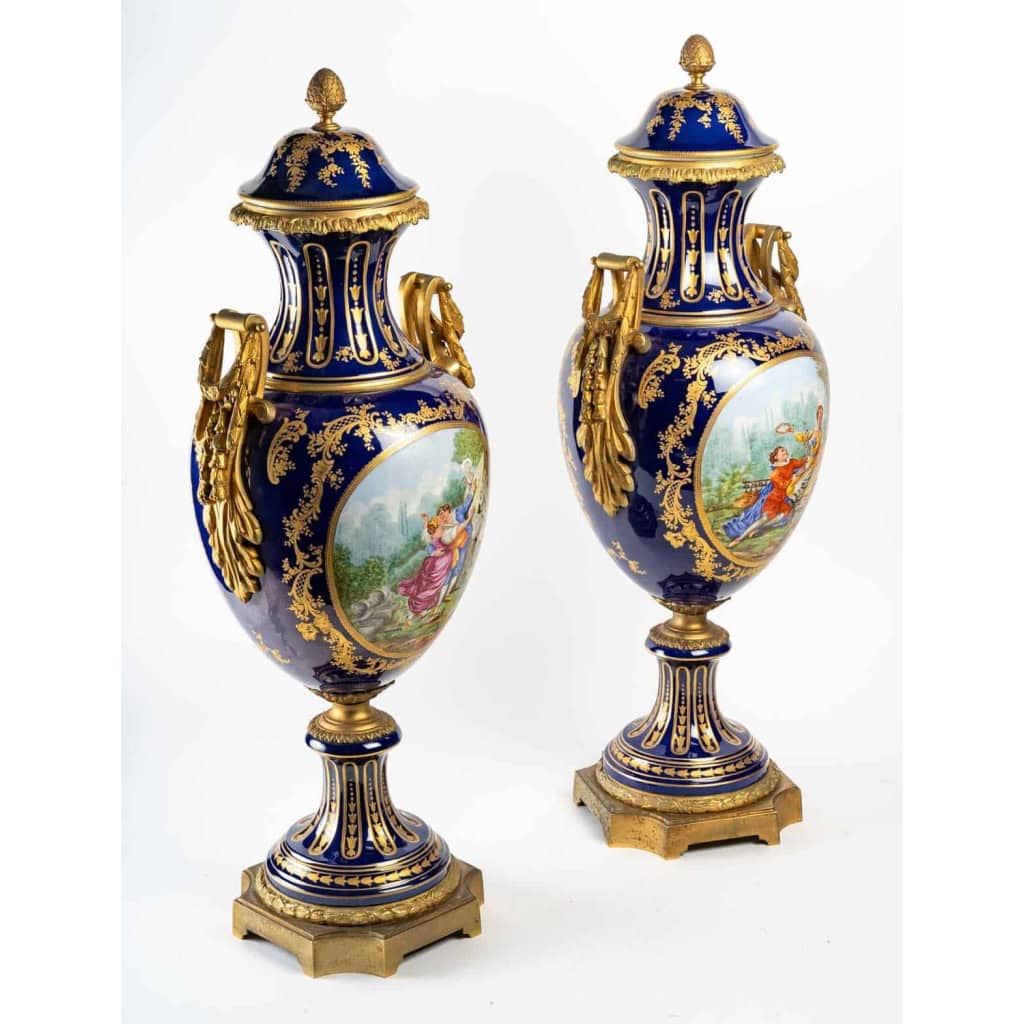 Paire de vases couverts en porcelaine et bronze, XXème siècle , Epoque Napoléon | Biron Paire de vases couverts en porcelaine et bronze, XXème siècle , Epoque Napoléon