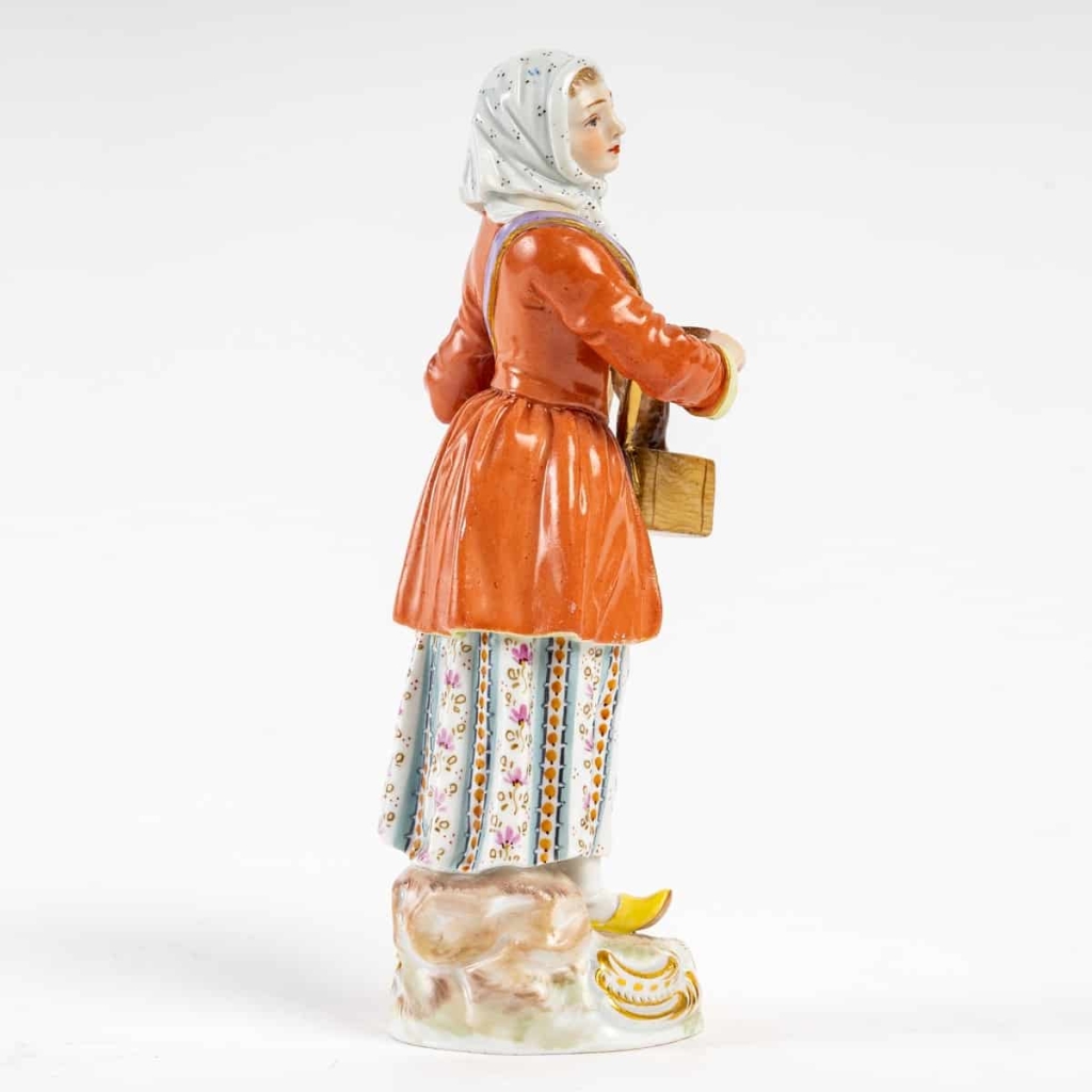 La montreuse de marmotte, Meissen, « Les cris de Paris », XIXe siècle. | Biron La montreuse de marmotte, Meissen, "Les cris de Paris", XIXe siècle.