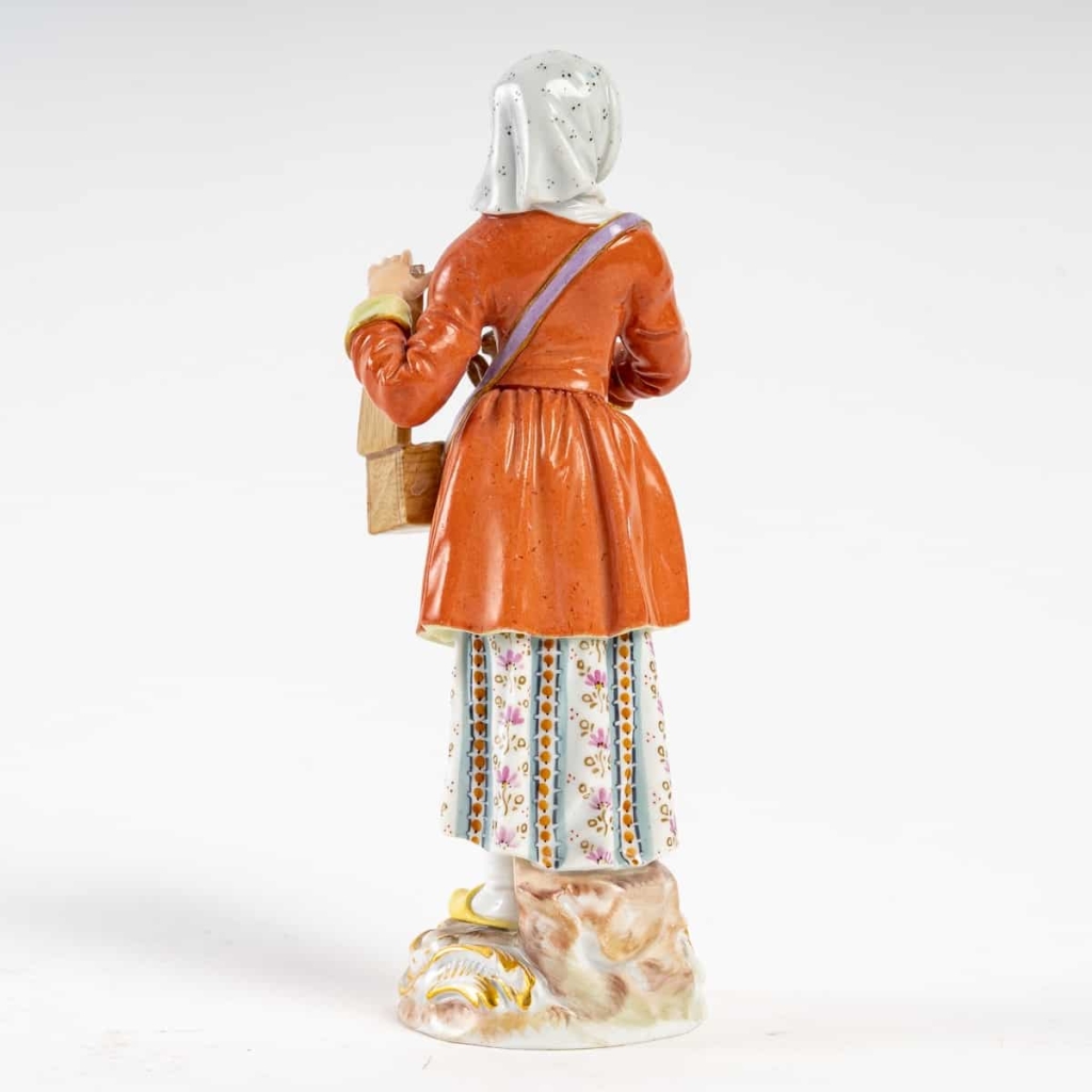 La montreuse de marmotte, Meissen, « Les cris de Paris », XIXe siècle. | Biron La montreuse de marmotte, Meissen, "Les cris de Paris", XIXe siècle.