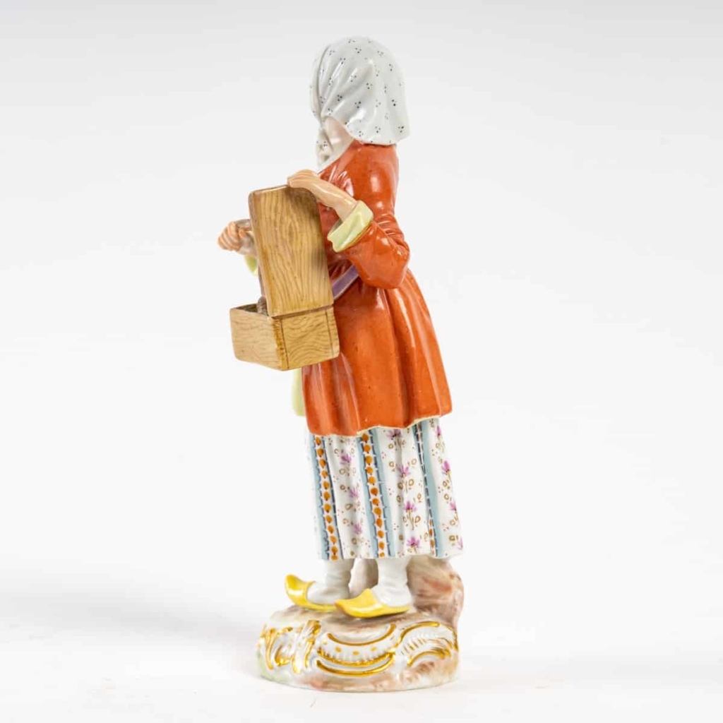 La montreuse de marmotte, Meissen, « Les cris de Paris », XIXe siècle. | Biron La montreuse de marmotte, Meissen, "Les cris de Paris", XIXe siècle.