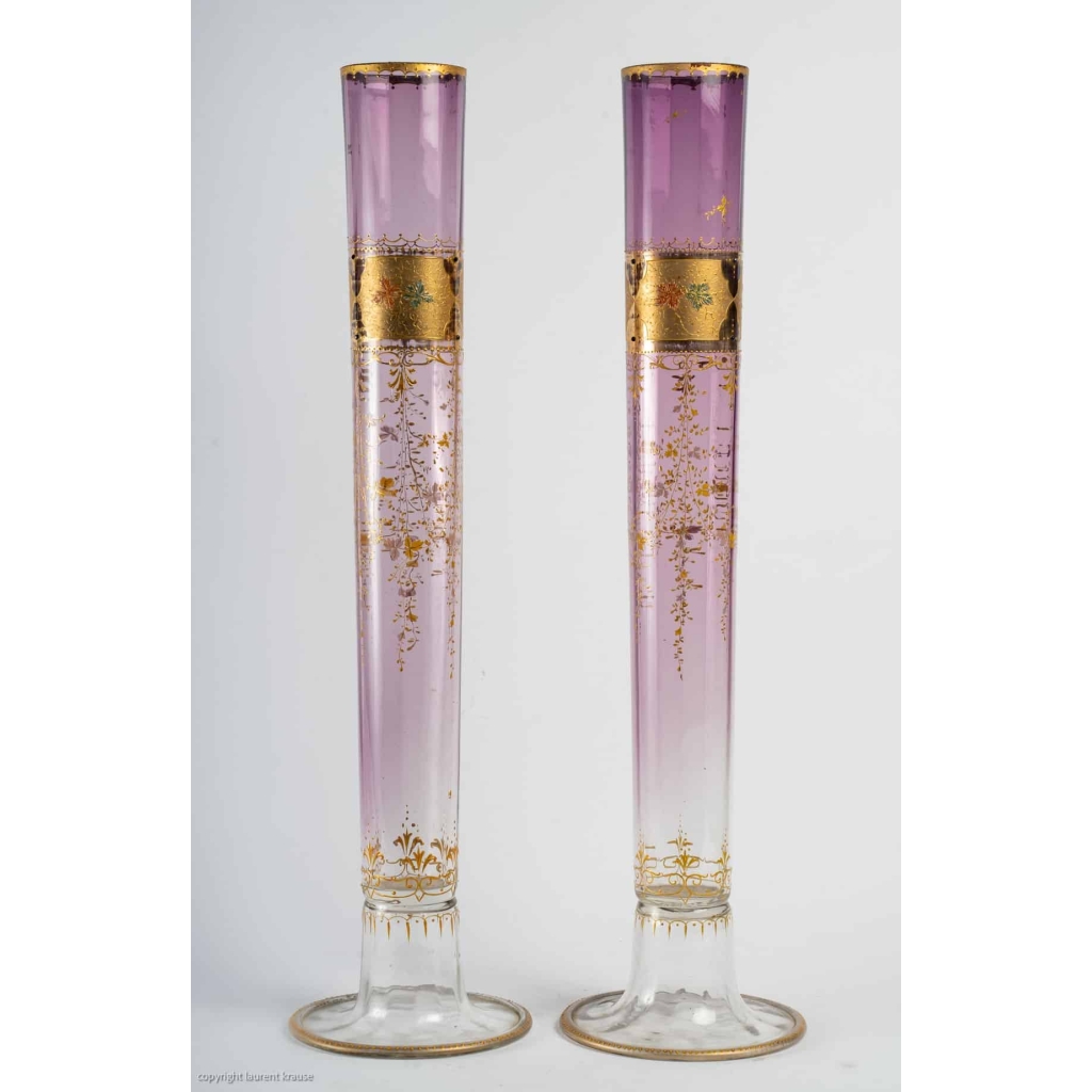 Paire de grands vases en cristal rehaussés à l’or. Début XXème siècle. | Biron |||||||