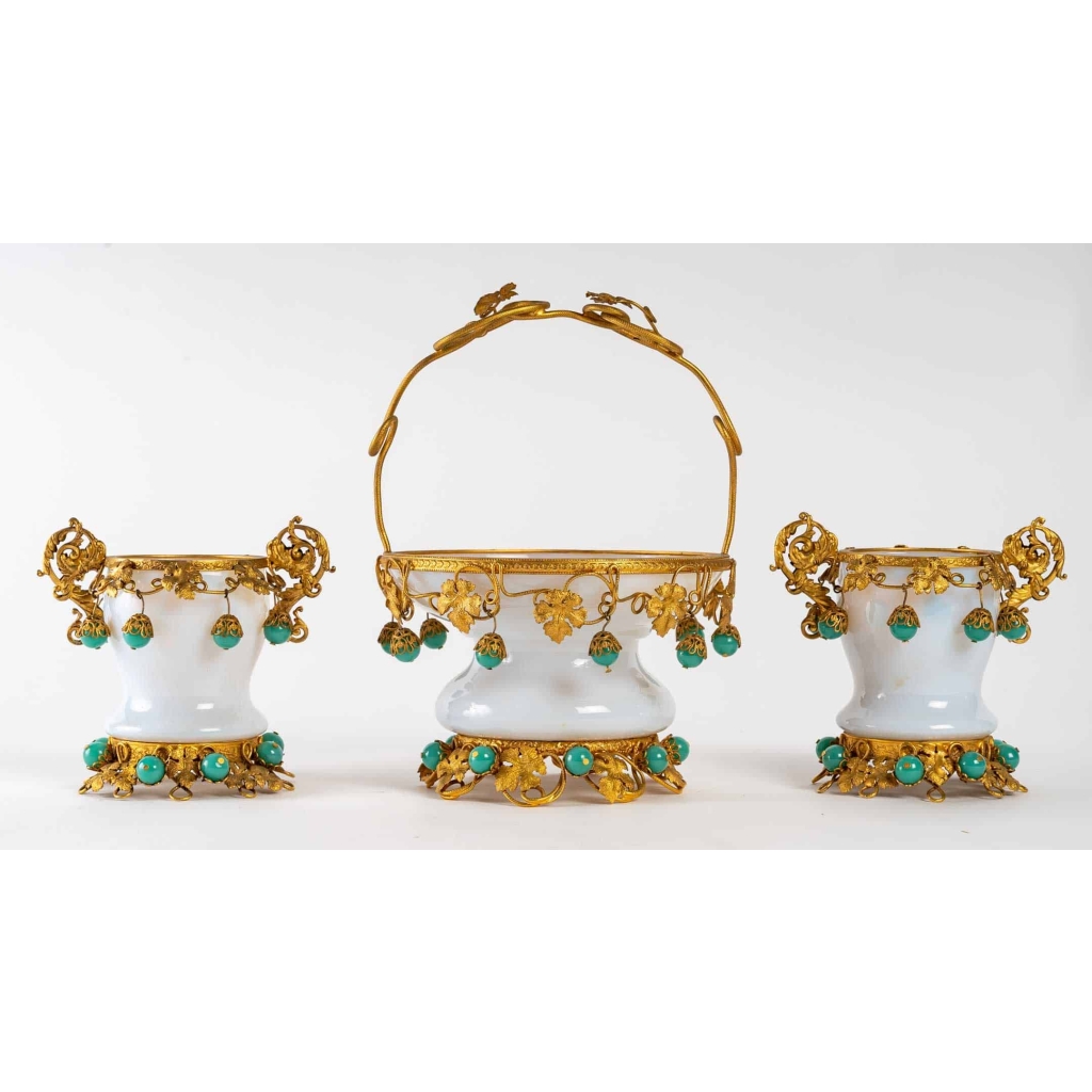 Panier et ses deux gobelets en opaline et laiton doré, XIXème siècle | Biron |||||||||||
