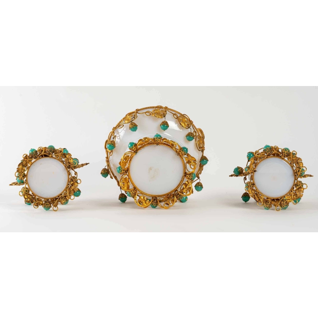 Panier et ses deux gobelets en opaline et laiton doré, XIXème siècle | Biron Panier et ses deux gobelets en opaline et laiton doré, XIXème siècle
