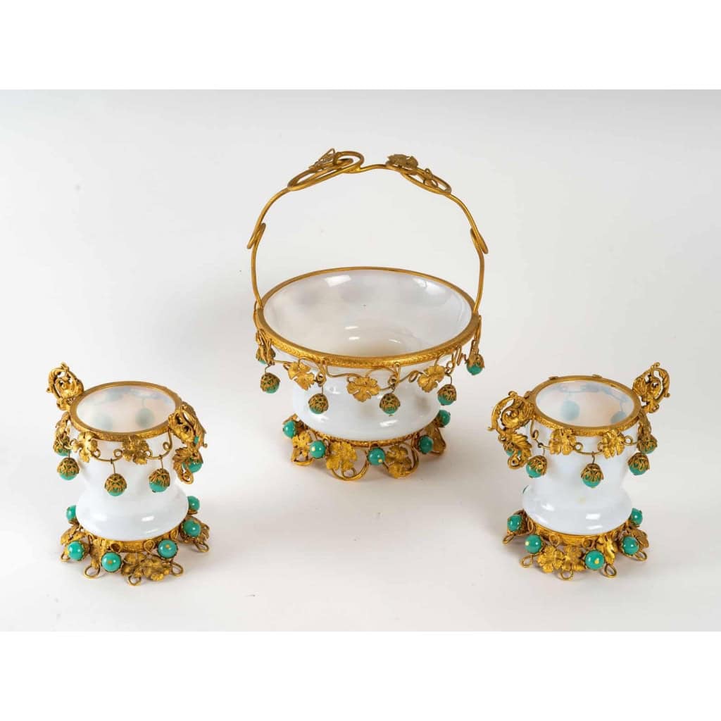 Panier et ses deux gobelets en opaline et laiton doré, XIXème siècle | Biron Panier et ses deux gobelets en opaline et laiton doré, XIXème siècle