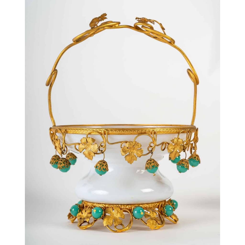 Panier et ses deux gobelets en opaline et laiton doré, XIXème siècle | Biron Panier et ses deux gobelets en opaline et laiton doré, XIXème siècle