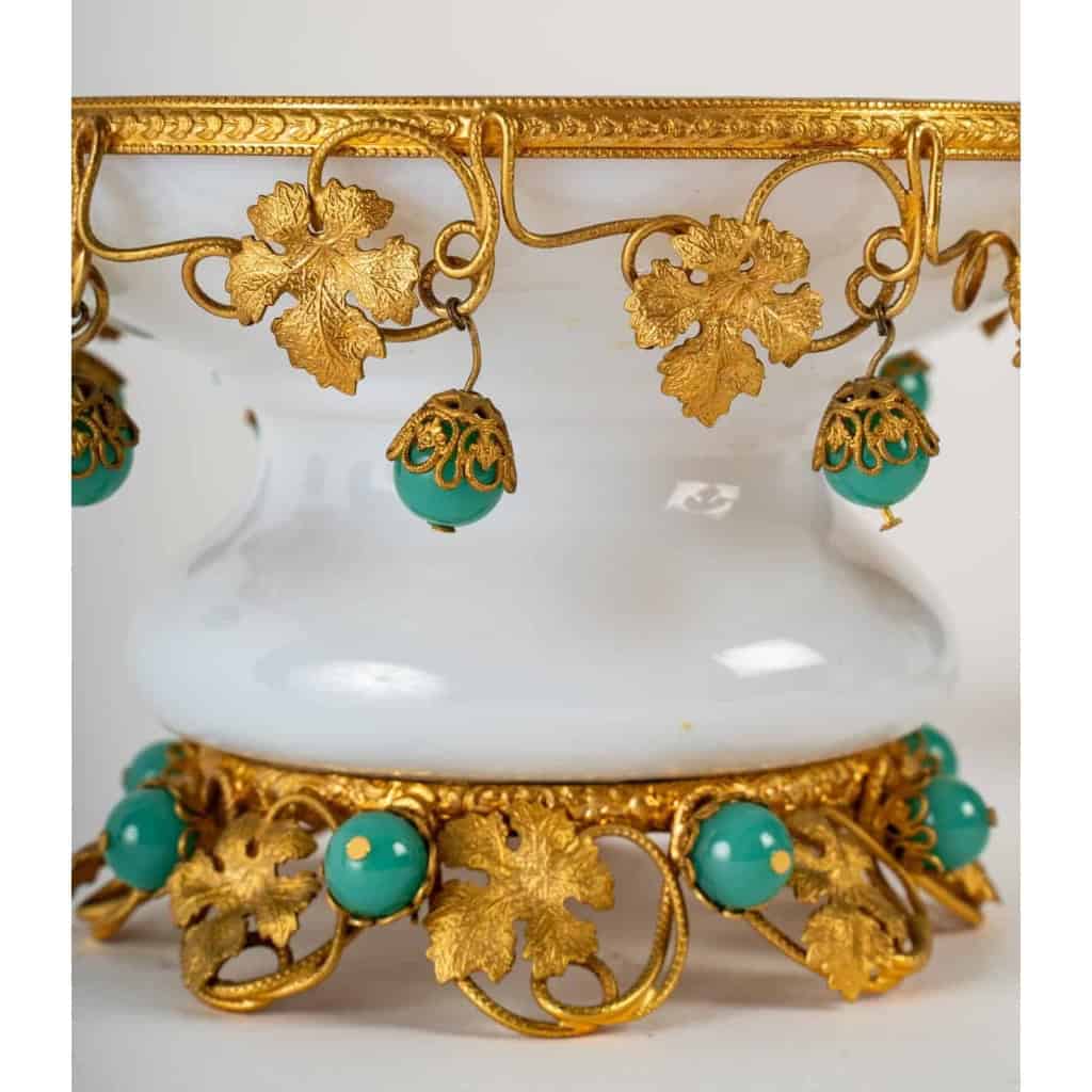 Panier et ses deux gobelets en opaline et laiton doré, XIXème siècle | Biron Panier et ses deux gobelets en opaline et laiton doré, XIXème siècle