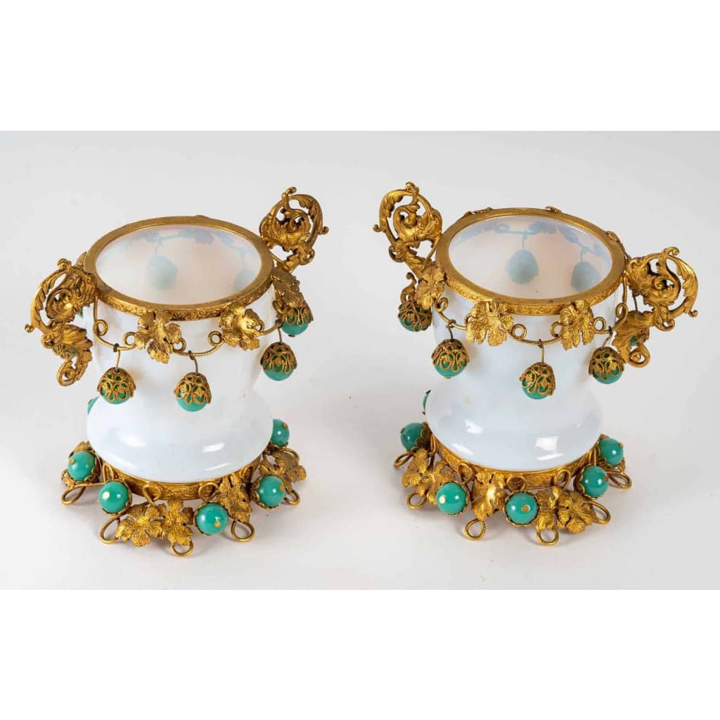 Panier et ses deux gobelets en opaline et laiton doré, XIXème siècle | Biron Panier et ses deux gobelets en opaline et laiton doré, XIXème siècle