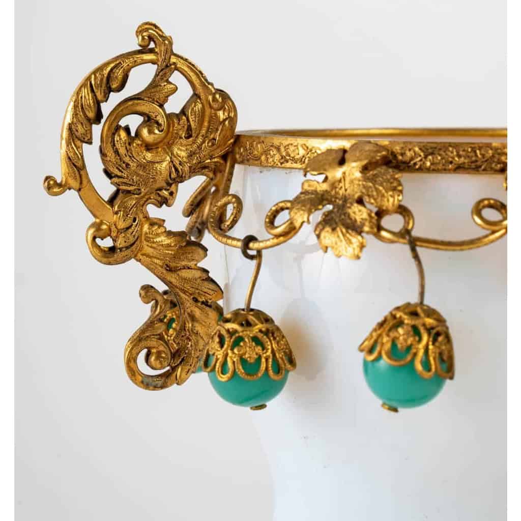 Panier et ses deux gobelets en opaline et laiton doré, XIXème siècle | Biron Panier et ses deux gobelets en opaline et laiton doré, XIXème siècle