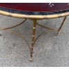 1950/70′ Table Basse Ronde Bronze Décor Palmier, Plateau Laque de Chine Rouge Style Maison Baguès