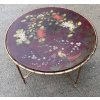 1950/70′ Table Basse Ronde Bronze Décor Palmier, Plateau Laque de Chine Rouge Style Maison Baguès