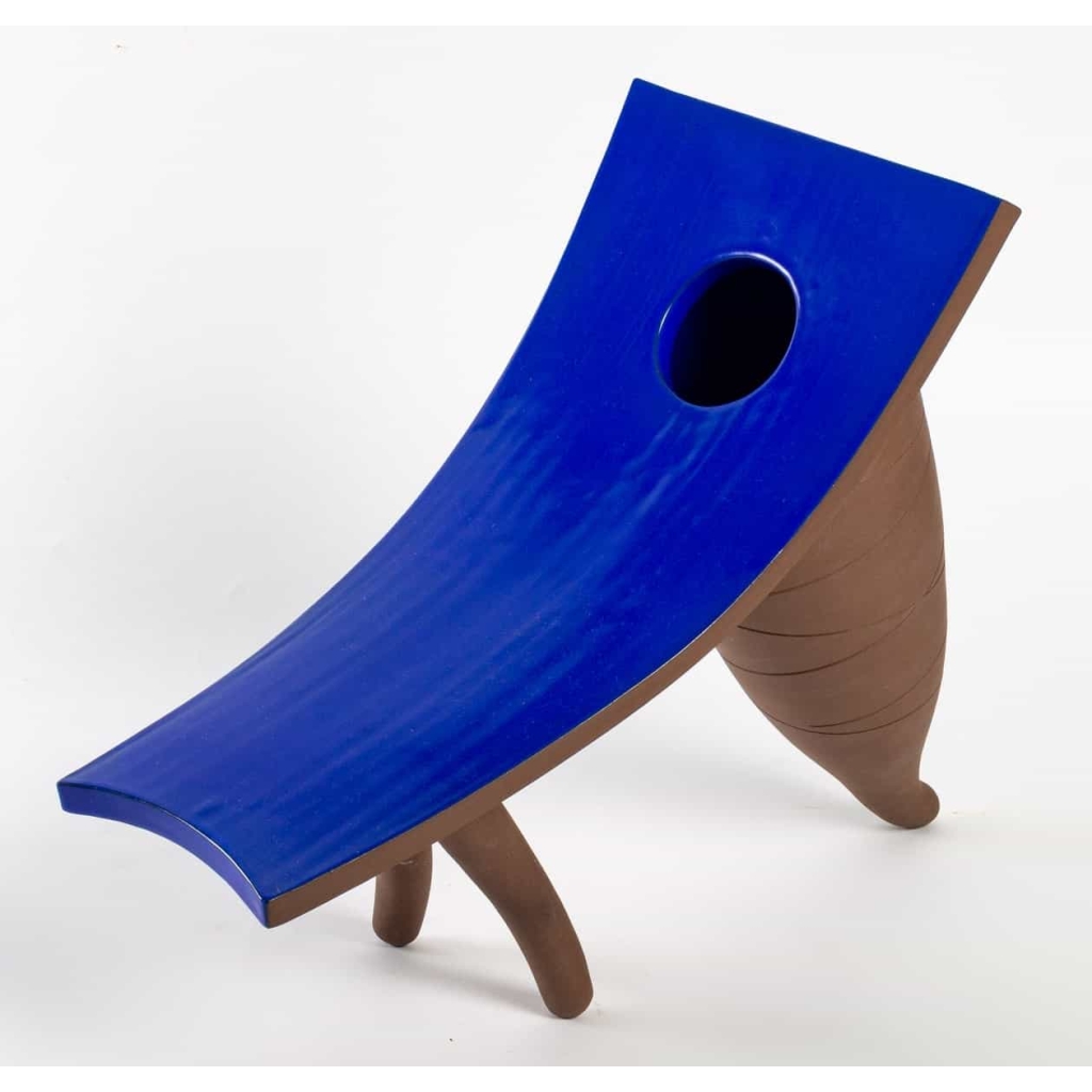 vase bleu tripode cornu par Salvatore Parisi – exposition en cours | Biron vase bleu tripode cornu par Salvatore Parisi - exposition en cours