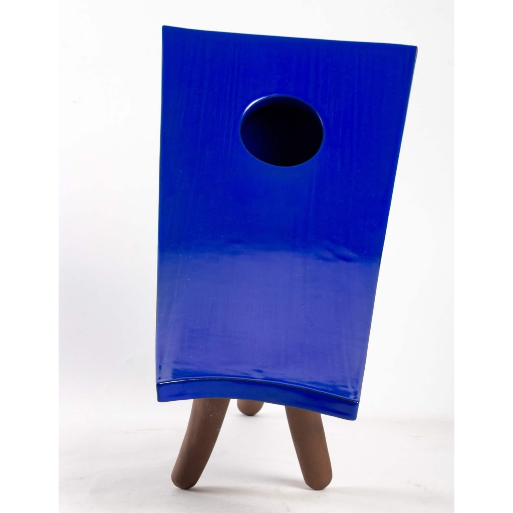 vase bleu tripode cornu par Salvatore Parisi – exposition en cours | Biron vase bleu tripode cornu par Salvatore Parisi - exposition en cours