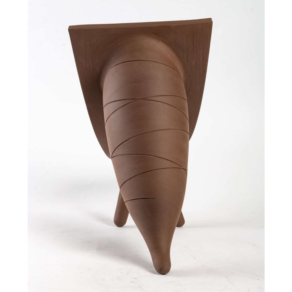 vase bleu tripode cornu par Salvatore Parisi – exposition en cours | Biron vase bleu tripode cornu par Salvatore Parisi - exposition en cours