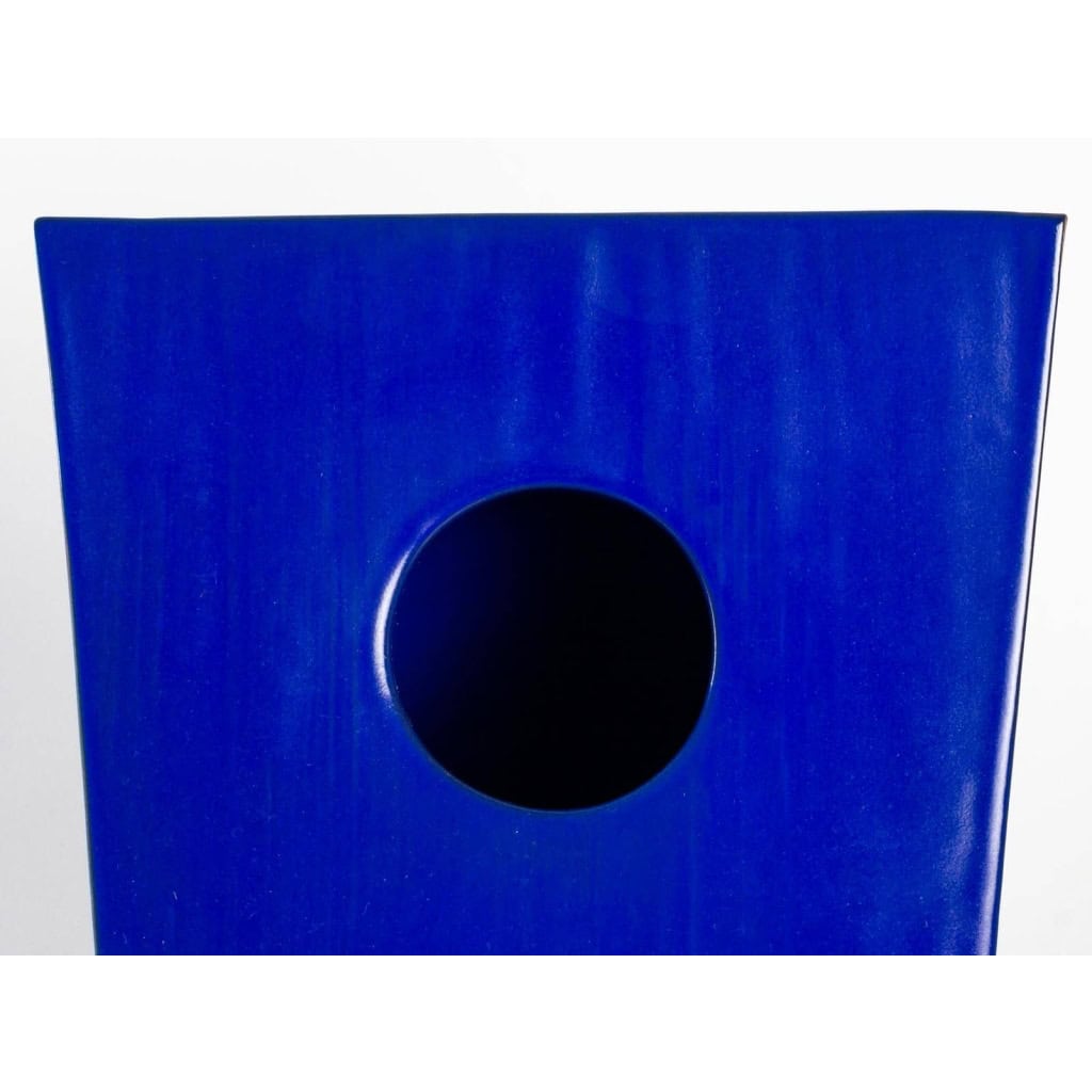 vase bleu tripode cornu par Salvatore Parisi – exposition en cours | Biron vase bleu tripode cornu par Salvatore Parisi - exposition en cours