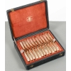 Froment Meurice - Coffret de 48 couteaux à crosse en nacre et vermeil XIXe Froment Meurice - Coffret de 48 couteaux à crosse en nacre et vermeil XIXe