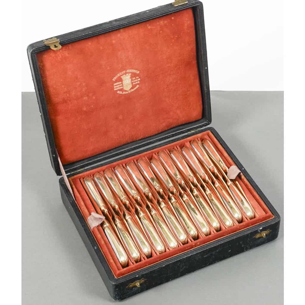 Froment Meurice - Coffret de 48 couteaux à crosse en nacre et vermeil XIXe Froment Meurice - Coffret de 48 couteaux à crosse en nacre et vermeil XIXe