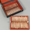Froment Meurice - Coffret de 48 couteaux à crosse en nacre et vermeil XIXe Froment Meurice - Coffret de 48 couteaux à crosse en nacre et vermeil XIXe