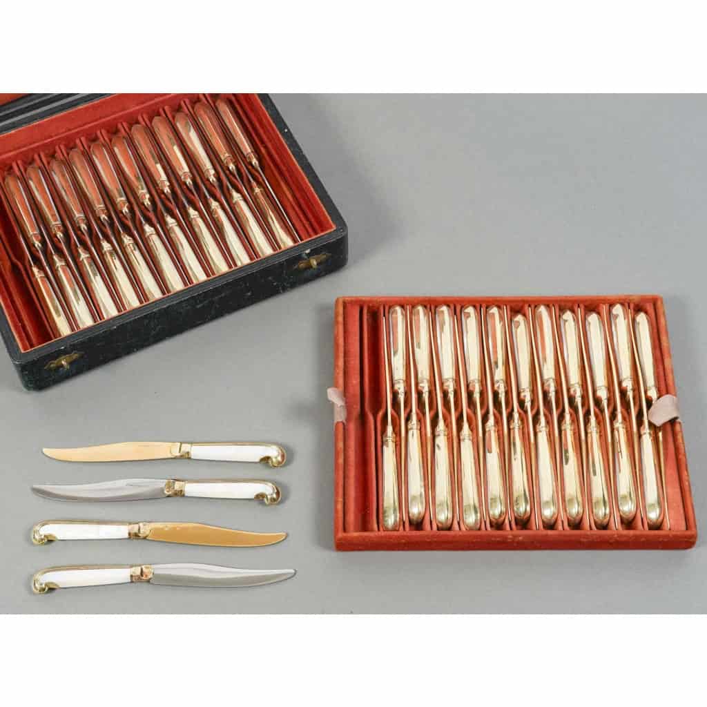 Froment Meurice - Coffret de 48 couteaux à crosse en nacre et vermeil XIXe Froment Meurice - Coffret de 48 couteaux à crosse en nacre et vermeil XIXe