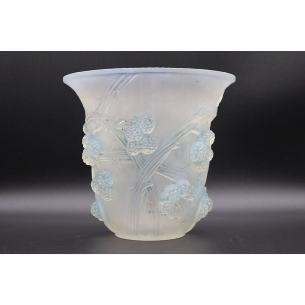 René Lalique. Vase blanc opalescent | Biron René Lalique. Vase blanc opalescent