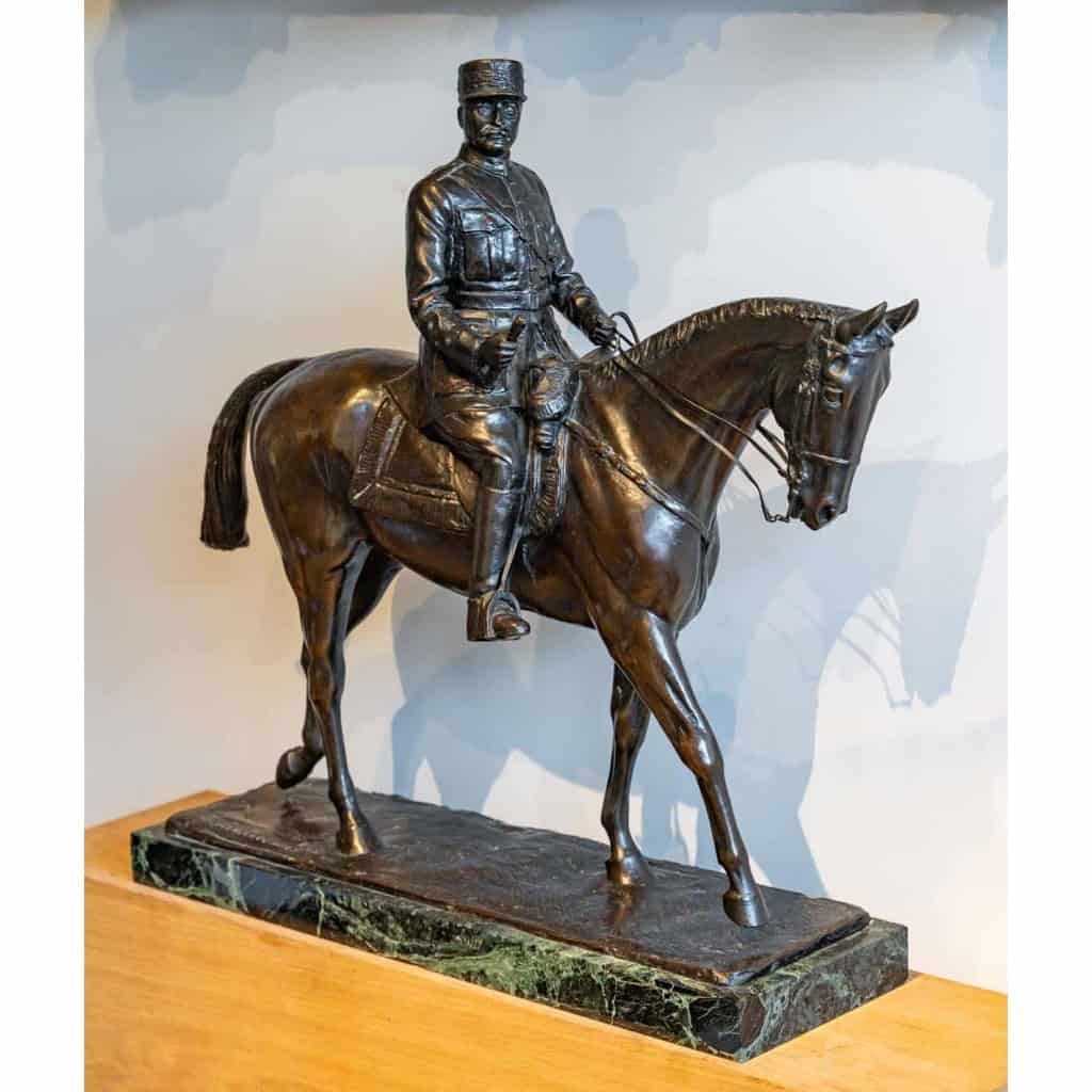 Maréchal Foch à cheval, bronze signé Georges Malissard (1877-1942) | Biron Maréchal Foch à cheval, bronze signé Georges Malissard (1877-1942)