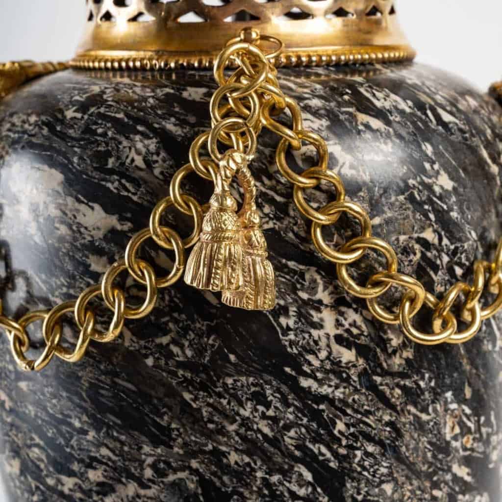 Paire de vases en marbre et monture en bronze de style Louis XVI. XIXème siècle. | Biron Paire de vases en marbre et monture en bronze de style Louis XVI. XIXème siècle.