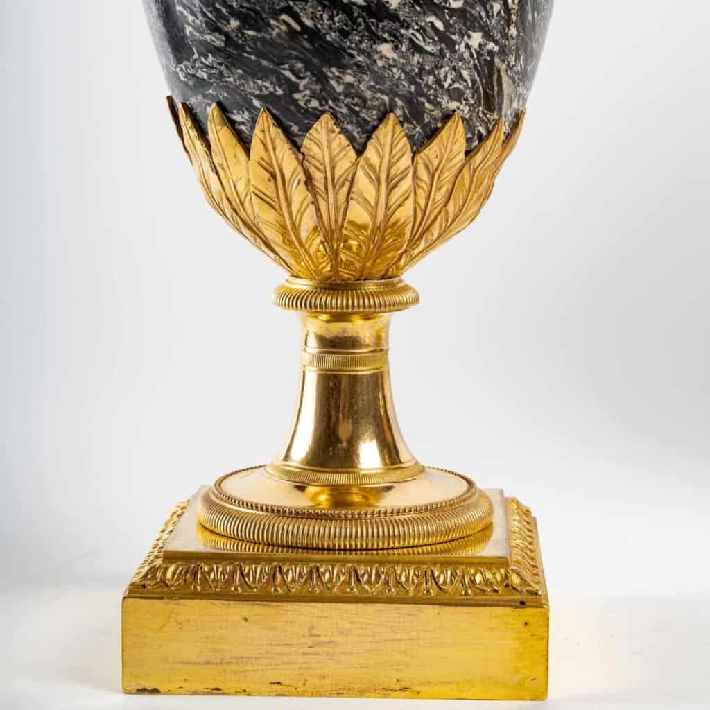 Paire de vases en marbre et monture en bronze de style Louis XVI. XIXème siècle. | Biron Paire de vases en marbre et monture en bronze de style Louis XVI. XIXème siècle.