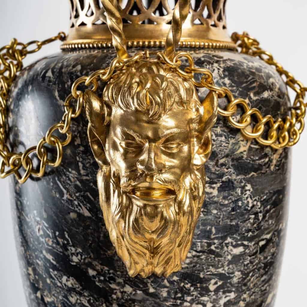 Paire de vases en marbre et monture en bronze de style Louis XVI. XIXème siècle. | Biron Paire de vases en marbre et monture en bronze de style Louis XVI. XIXème siècle.
