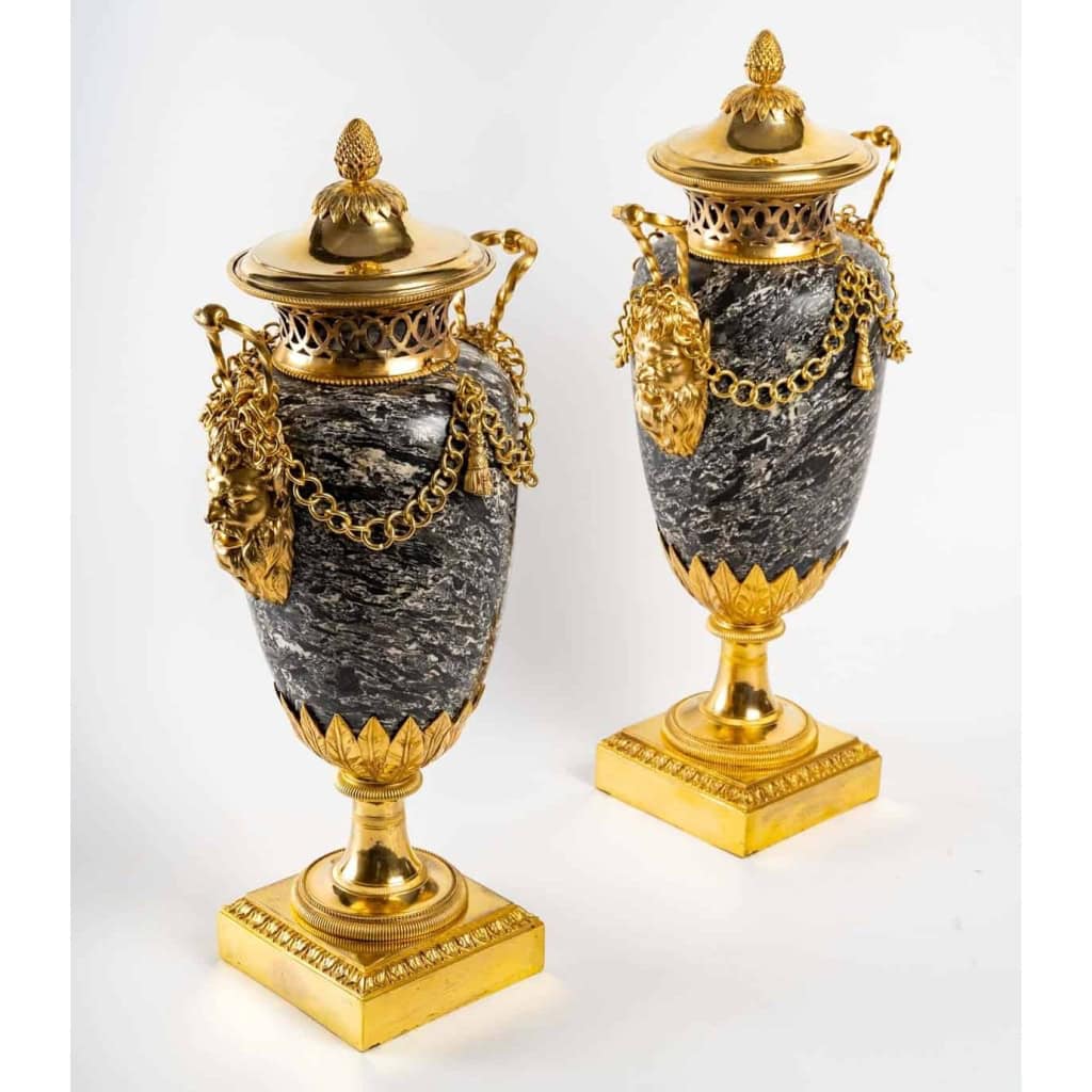 Paire de vases en marbre et monture en bronze de style Louis XVI. XIXème siècle. | Biron Paire de vases en marbre et monture en bronze de style Louis XVI. XIXème siècle.