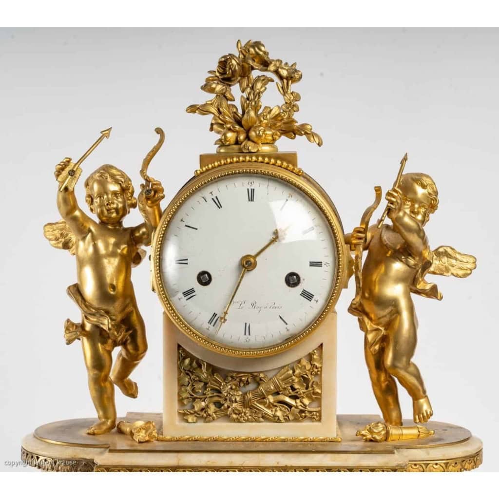 Pendule d’époque Louis XVI en bronze et albâtre sculpté | Biron Pendule d'époque Louis XVI en bronze et albâtre sculpté