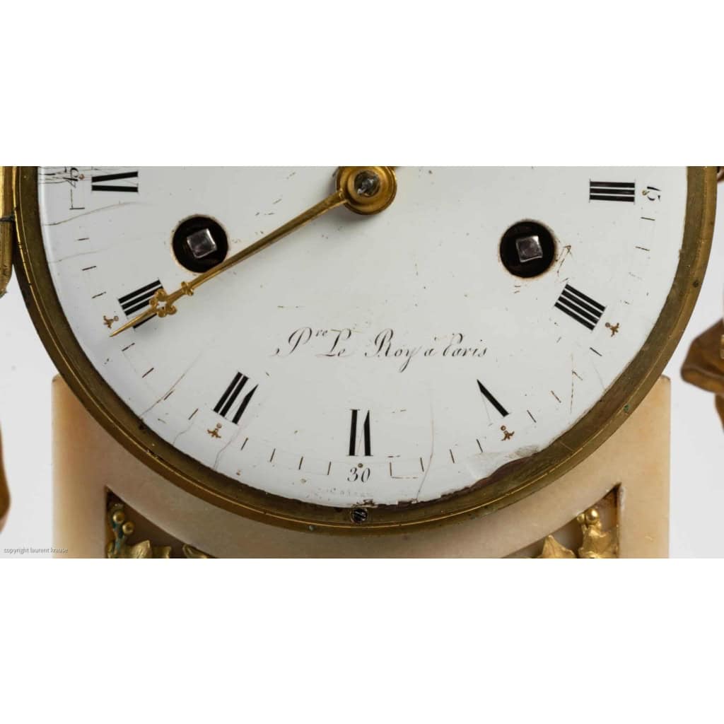 Pendule d’époque Louis XVI en bronze et albâtre sculpté | Biron Pendule d'époque Louis XVI en bronze et albâtre sculpté