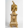 Pendule d’époque Louis XVI en bronze et albâtre sculpté | Biron Pendule d'époque Louis XVI en bronze et albâtre sculpté