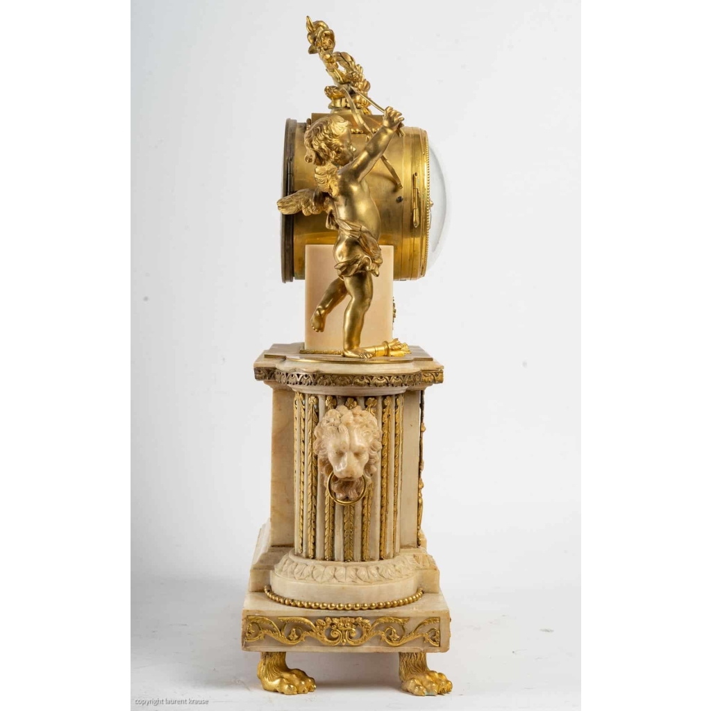 Pendule d’époque Louis XVI en bronze et albâtre sculpté | Biron Pendule d'époque Louis XVI en bronze et albâtre sculpté