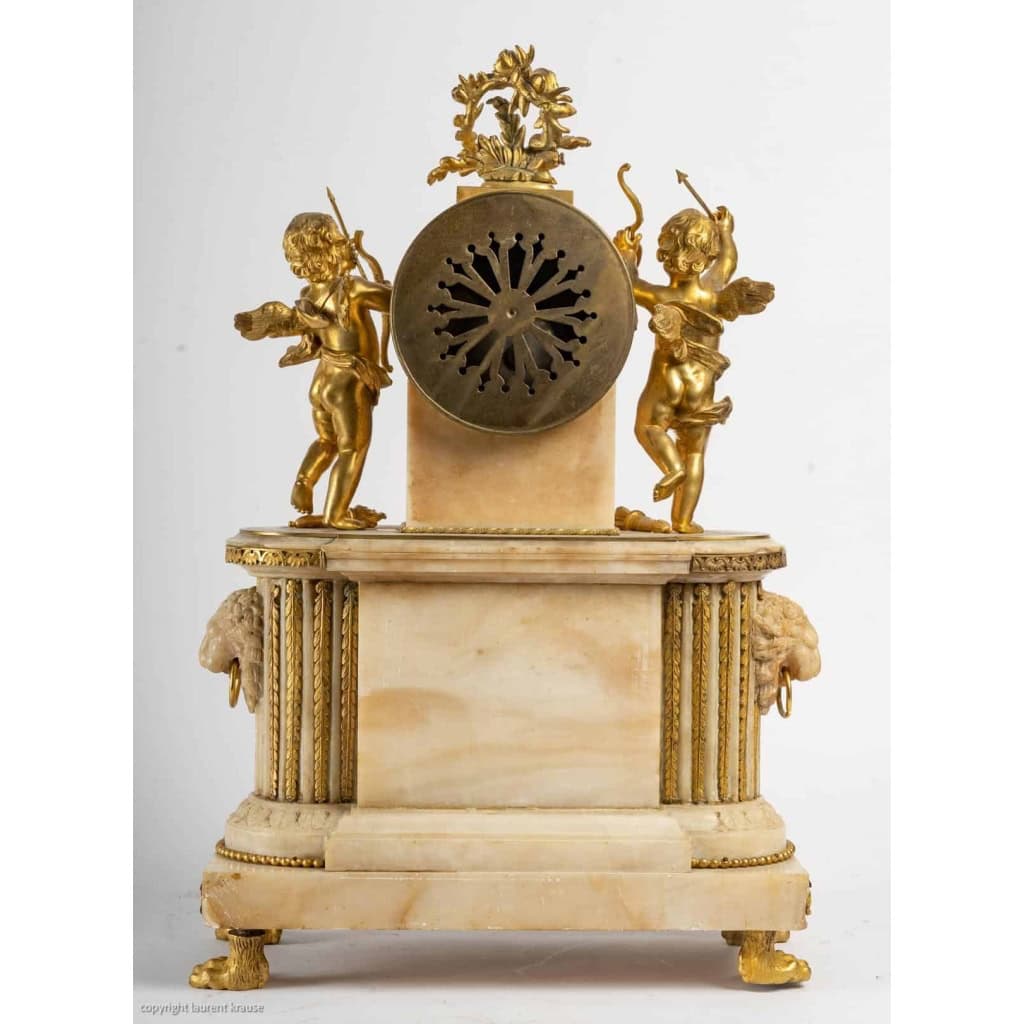 Pendule d’époque Louis XVI en bronze et albâtre sculpté | Biron Pendule d'époque Louis XVI en bronze et albâtre sculpté
